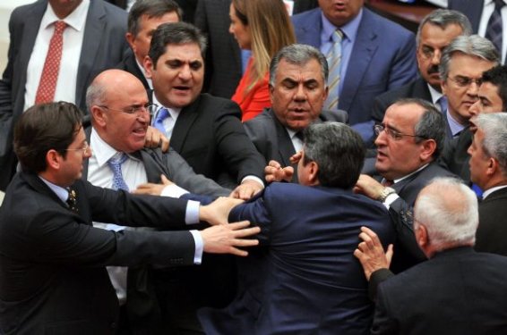 Meclis'te Kamer Genç kavgası çıktı