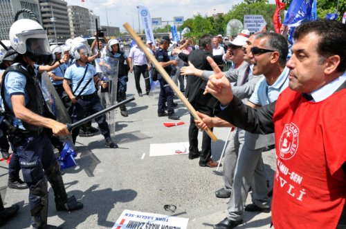 Memur eylemine polis müdahalesi