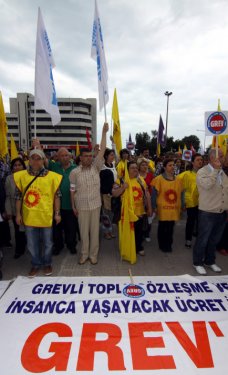 Memur eylemine polis müdahalesi