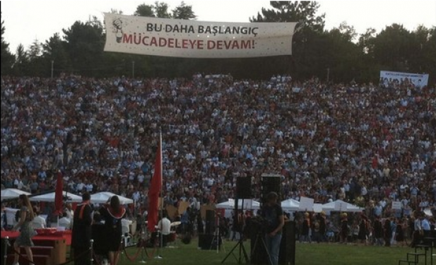 ODTÜ mezuniyet töreninden kötü espirili pankartlar