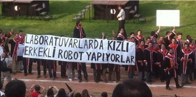 ODTÜ mezuniyet töreninden kötü espirili pankartlar