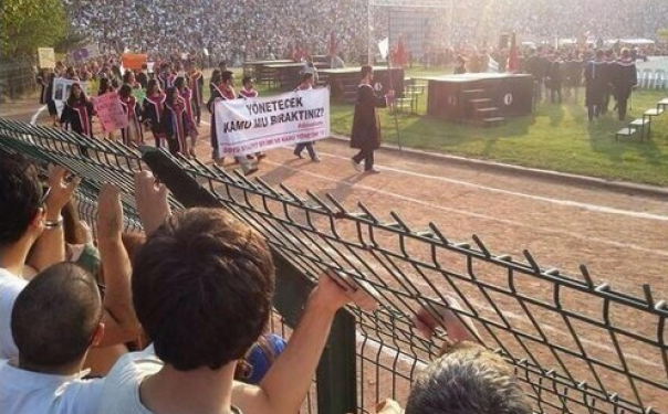 ODTÜ mezuniyet töreninden kötü espirili pankartlar