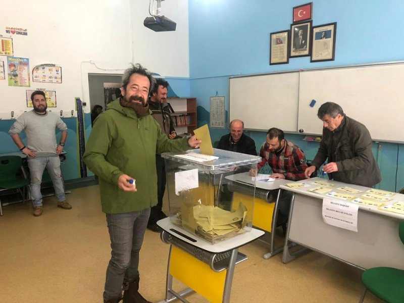 Oy kullanan ünlüler