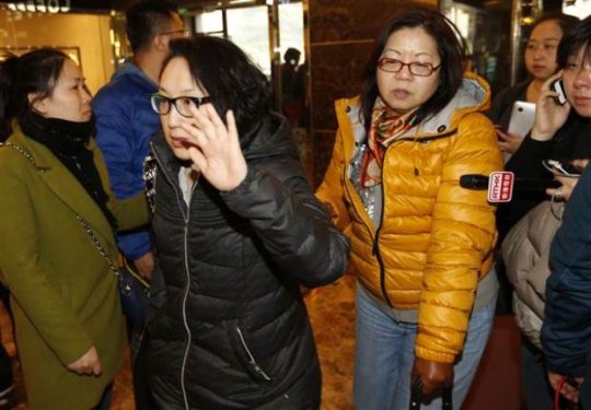 Kaybolan Malezya uçağındaki yolcuların yakınları endişeyle bekliyor