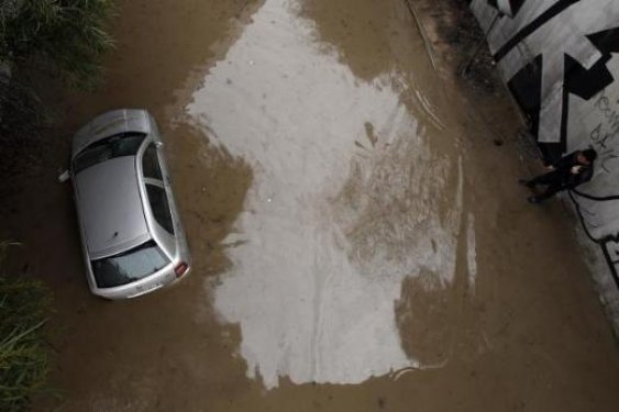 Atina sular altında