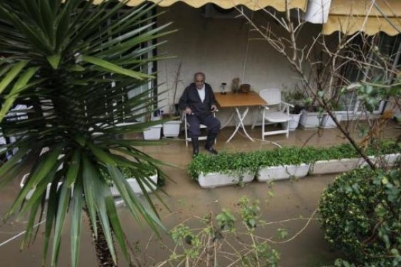 Atina sular altında