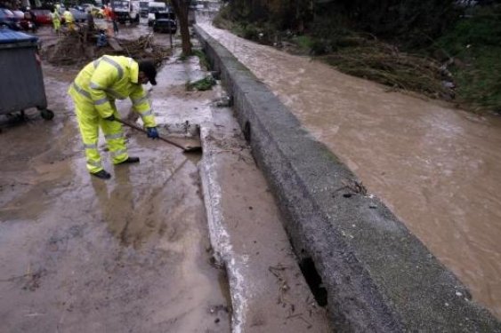 Atina sular altında