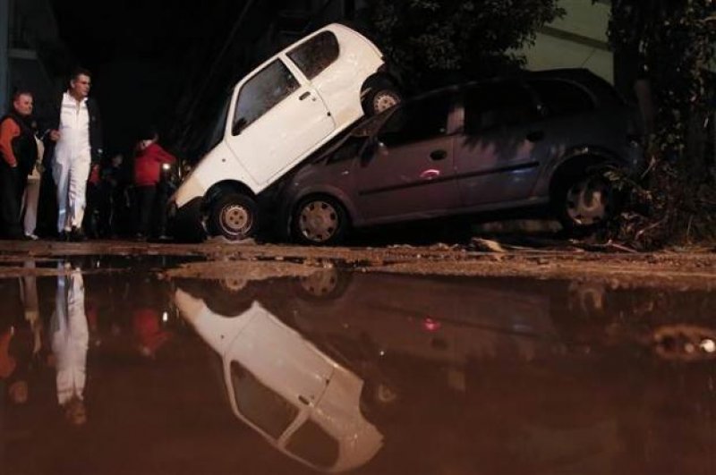 Şiddetli yağmur Yunanistan'da hayatı felç etti