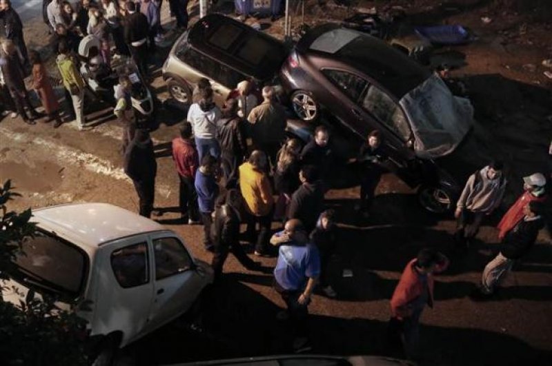 Şiddetli yağmur Yunanistan'da hayatı felç etti