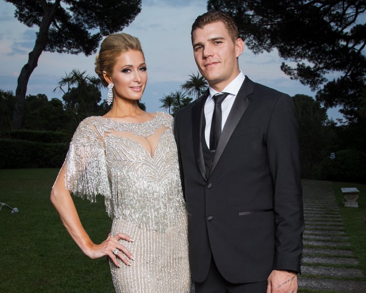 Paris Hilton nişanlısından ayrıldı 