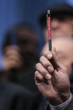 Paris'te binlerce kişi teröre karşı toplandı