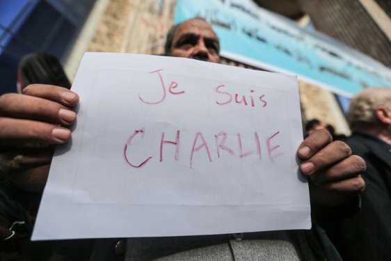 Paris'te binlerce kişi teröre karşı toplandı