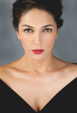 Poyraz Karayel'in İran asıllı güzeli Şebnem Hassanisoughi