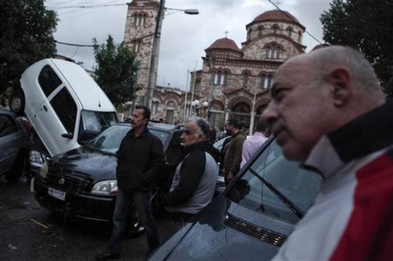 Şiddetli yağmur Yunanistan'da hayatı felç etti