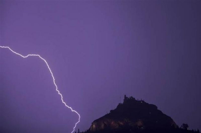 Şiddetli yağmur Yunanistan'da hayatı felç etti