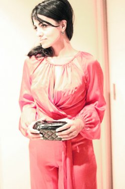 Rabia Kazan'dan dekolteli poz