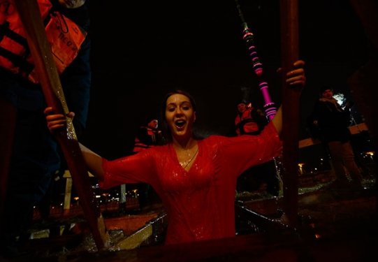 Rusya'da yüzlerce kişi buz gibi suya girdi