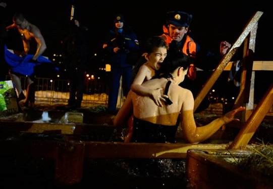 Rusya'da yüzlerce kişi buz gibi suya girdi