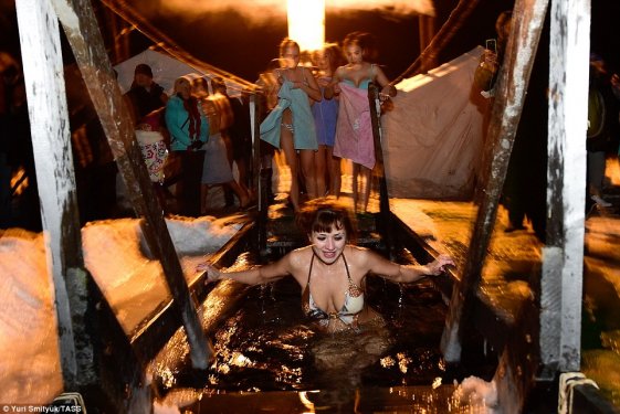 Rusya'da yüzlerce kişi buz gibi suya girdi