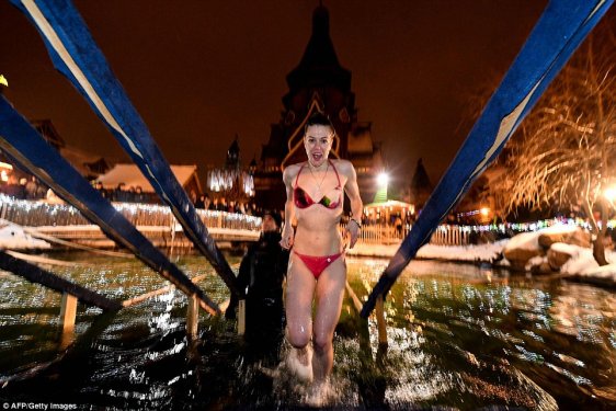 Rusya'da yüzlerce kişi buz gibi suya girdi