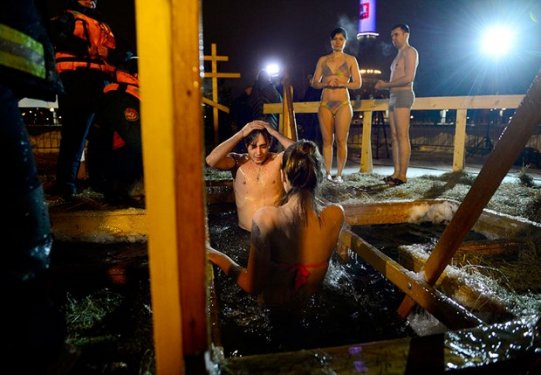 Rusya'da yüzlerce kişi buz gibi suya girdi