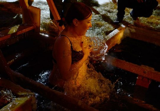 Rusya'da yüzlerce kişi buz gibi suya girdi