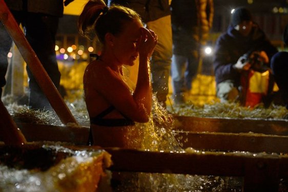 Rusya'da yüzlerce kişi buz gibi suya girdi