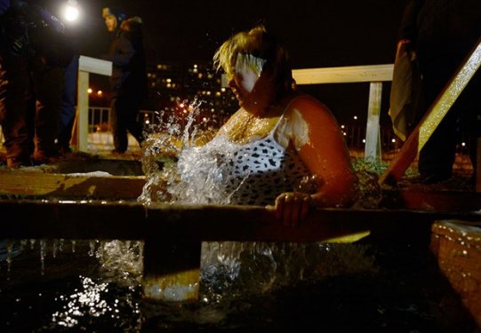 Rusya'da yüzlerce kişi buz gibi suya girdi