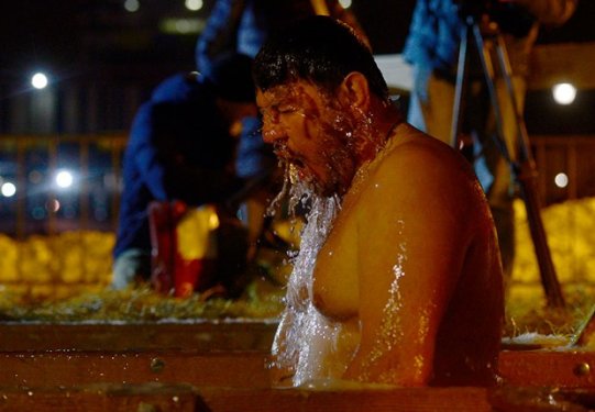 Rusya'da yüzlerce kişi buz gibi suya girdi