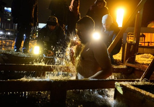 Rusya'da yüzlerce kişi buz gibi suya girdi