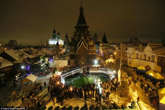 Rusya'da yüzlerce kişi buz gibi suya girdi