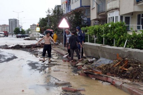 Samsun'u sel aldı