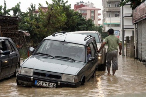 Samsun'u sel aldı