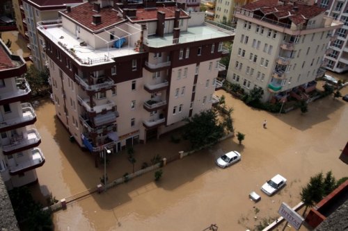 Samsun'u sel aldı