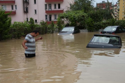 Samsun'u sel aldı