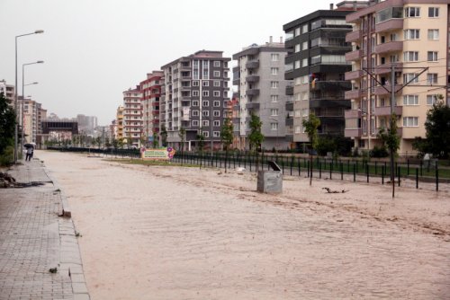 Samsun'u sel aldı