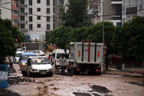 Samsun'u sel aldı