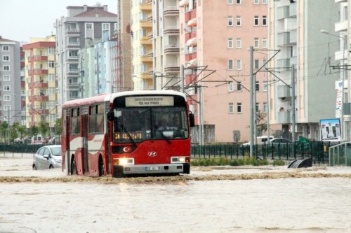 Samsun'u sel aldı