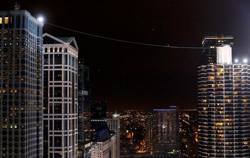 ABD'li cambaz nehrin üzerinden gözleri kapalı geçti