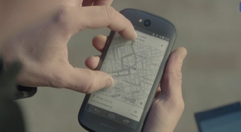 Rusya'da çift ekranlı YotaPhone 2 satışa çıktı