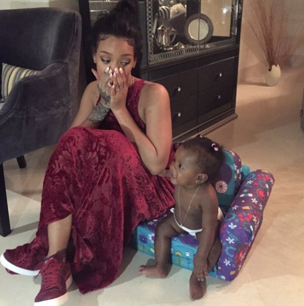 Rihanna köpekbalıklarıyla kamera karşısında geçti