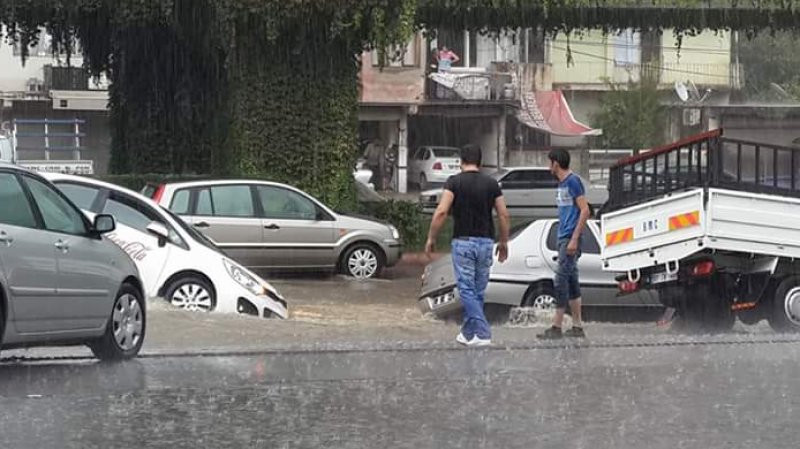 Adana'da sağanak yağış 