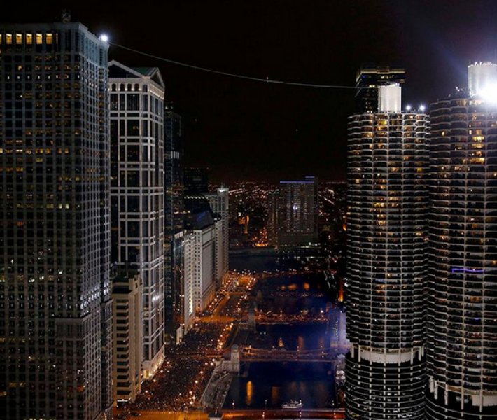 ABD'li cambaz nehrin üzerinden gözleri kapalı geçti