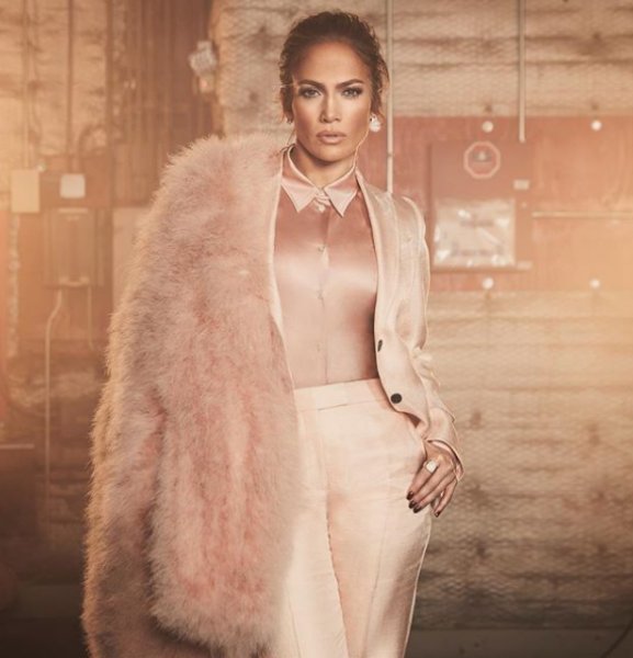 Jennifer Lopez'den cesur mayolu poz