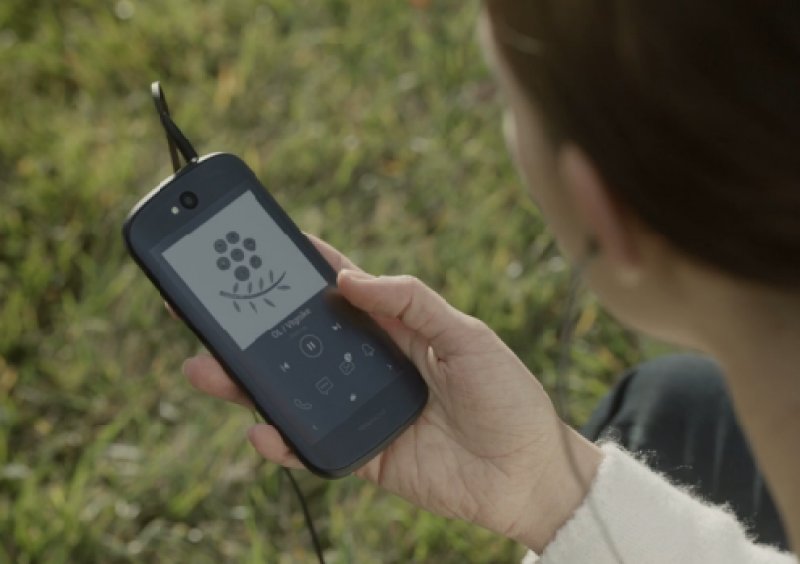 Rusya'da çift ekranlı YotaPhone 2 satışa çıktı