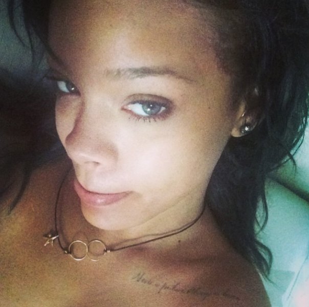 Rihanna köpekbalıklarıyla kamera karşısında geçti