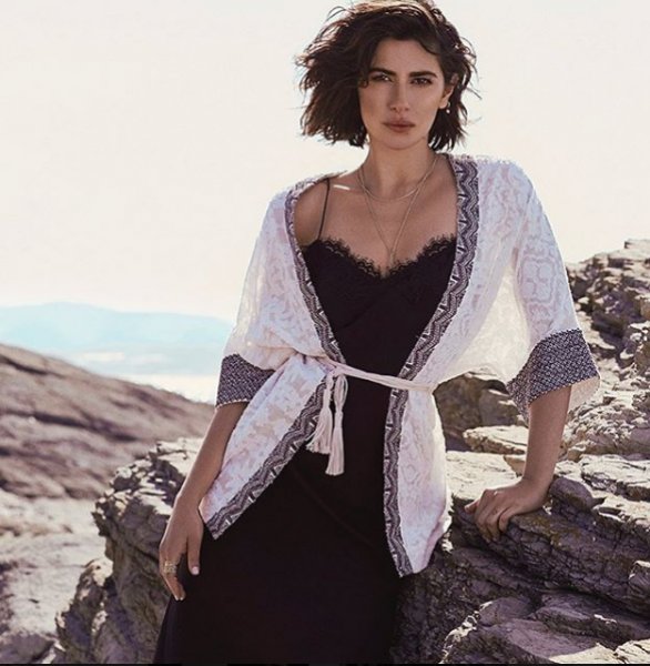 Nesrin Cavadzade Sete taş gibi gidiyorum