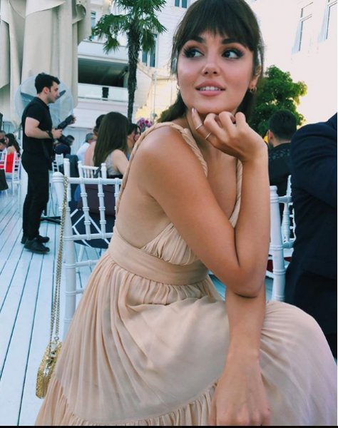 Hande Erçel'den Kardashian pozu