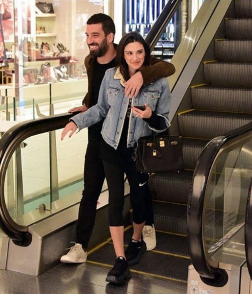 Aslıhan Doğan'a sürpriz doğum günü 