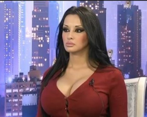 Kedicikler dekolte yarışında 